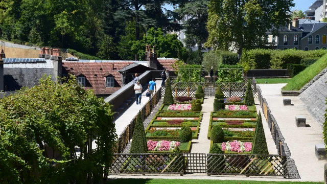 Chateau Jardin Et Domaine