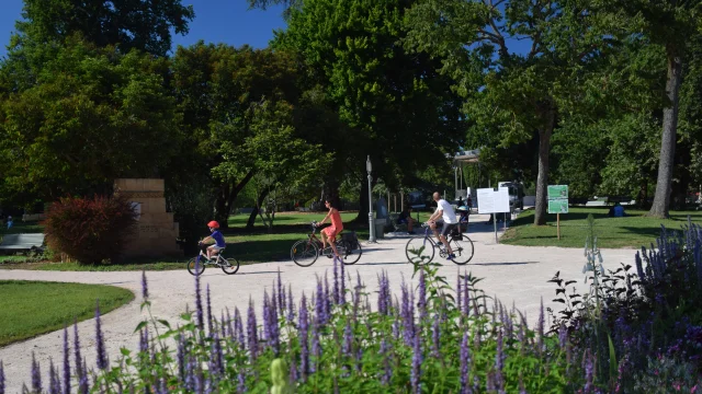 Parc Beaumont - Family cycling