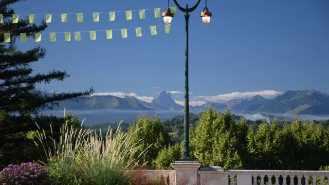 Pic Du Midi Ossau Boulevard Des Pyrenees Vigny Pennants Pau Pyrenees Tourisme Stephane Torres