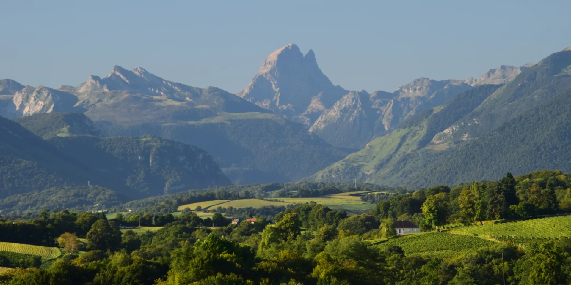 Les Pyrénées - Vue sur le Pic du Midi d'Ossau depuis Pau