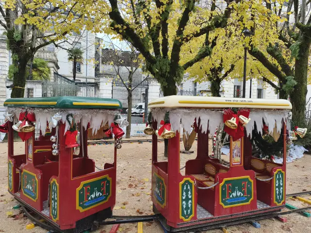 Village de Noël à Pau - Place Royale - Petit train électrique
