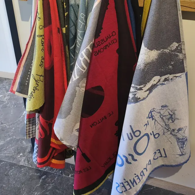 Boutique de l'Office de Tourisme de Pau - Torchons tissages Moutet