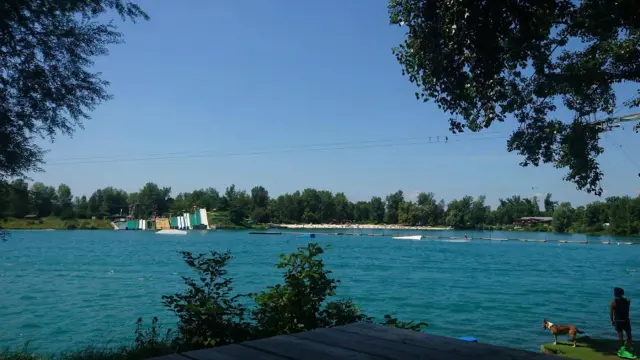 Lago de Natación Les Okiri