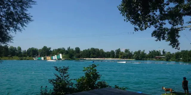 Lago de Natación Les Okiri