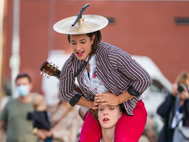 ¿Circo con los pies en el agua? ¡Por qué no! En este espectáculo en el que el mástil chino hace las veces de flauta y el agua de tambor, donde la guitarra y el banjo no temen a las olas, dos payasos actúan en un escenario lleno de agua.Mientras uno se entusiasma con la idea, el otro se resiste con todas sus fuerzas a darse un chapuzón. Fuente de situaciones absurdas de lo más cómicas y de escenas adorablemente poéticas, la situación hace que los más pequeños —¡y sus padres!— se partan de risa.