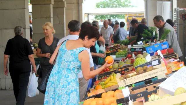 Monein - Le marché sous la halle
