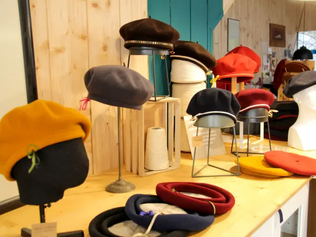 Orthez Beret Manufactory 002 Ot Coeur De Bearn Light