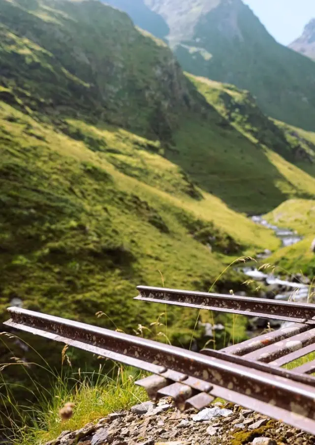 Mine d'Anglas à Gourette en Vallée d'Ossau. Les rails de l'ancienne mine.